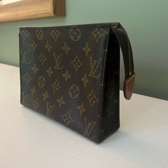 Louis Vuitton Monogram Pouch Toilette 19 - Picture 3 of 10